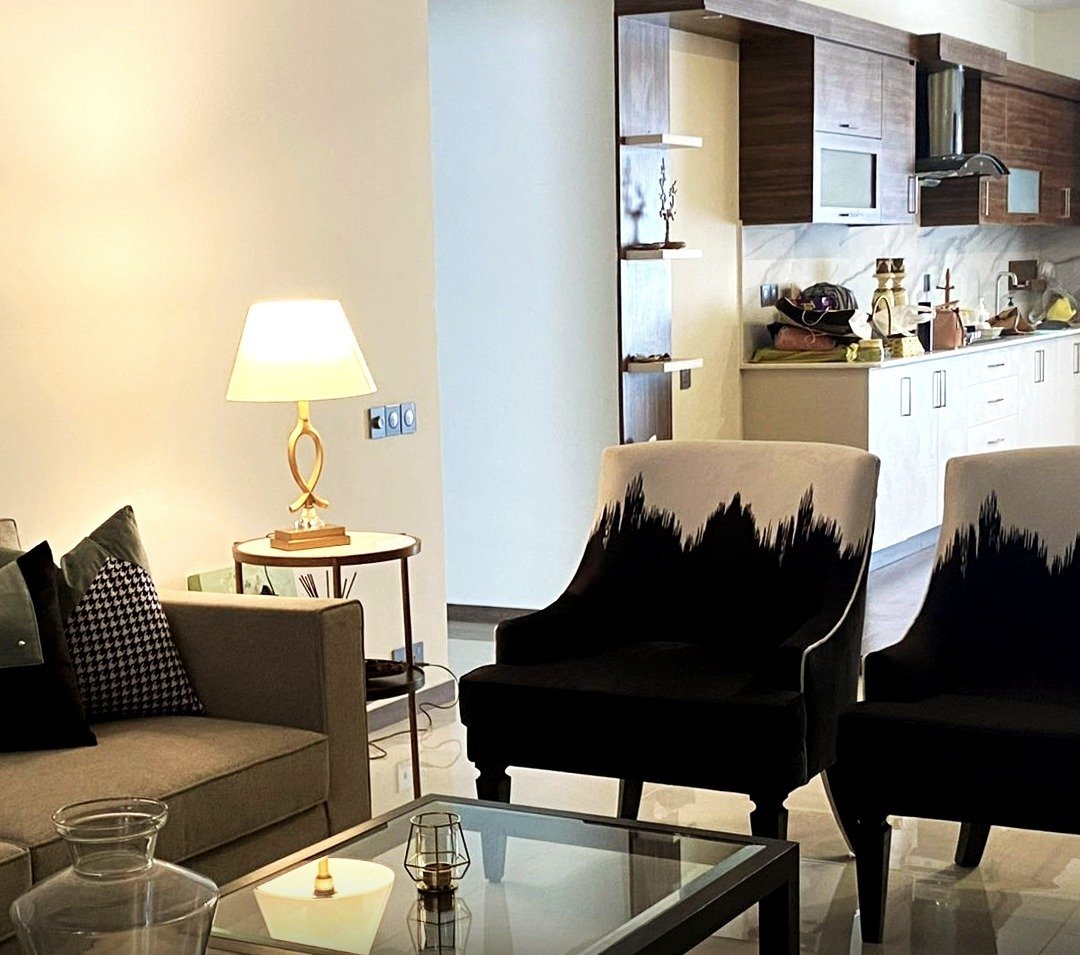 Living room seating area with houndstooth cushions and brass table lamp